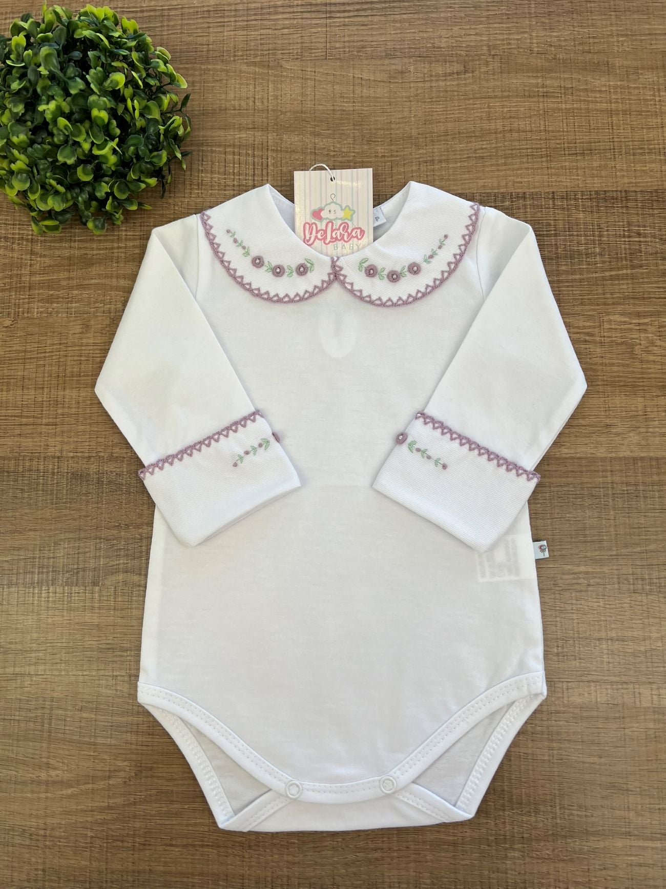 BODY BRANCO BORDADO ROCOCO FLOR LILÁS