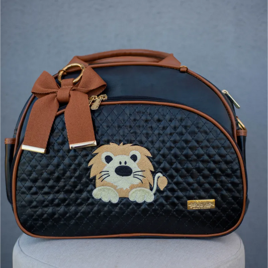 Bolsa da Mamãe - Couro Preto com Detalhes em Couro Caramelo e Bordado de Leão