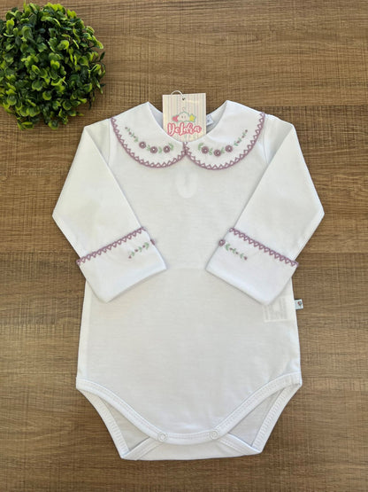 BODY BRANCO BORDADO ROCOCO FLOR LILÁS
