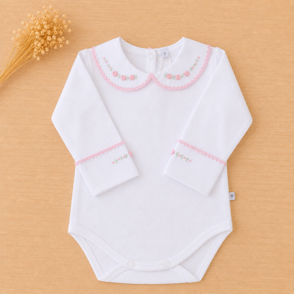 BODY BRANCO BORDADO ROCOCO FLOR ROSA