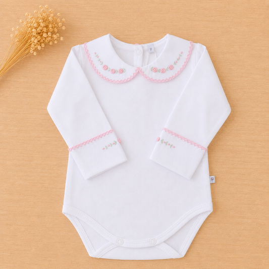 BODY BRANCO BORDADO ROCOCO FLOR ROSA