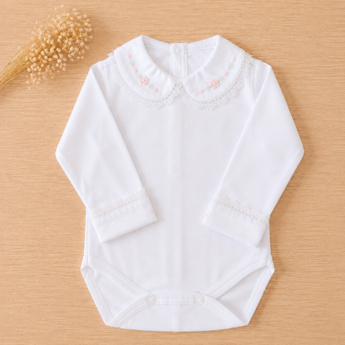 BODY BRANCO BORDADO ROSA CLARO