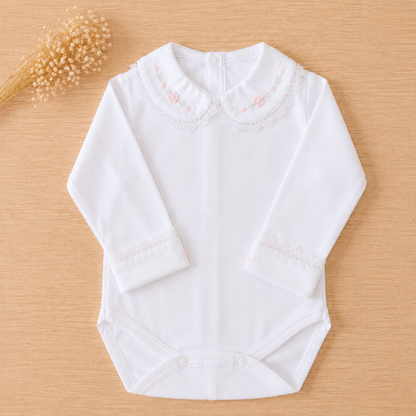 BODY BRANCO BORDADO ROSA CLARO