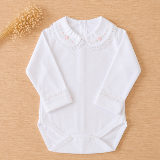 BODY BRANCO BORDADO ROSA CLARO