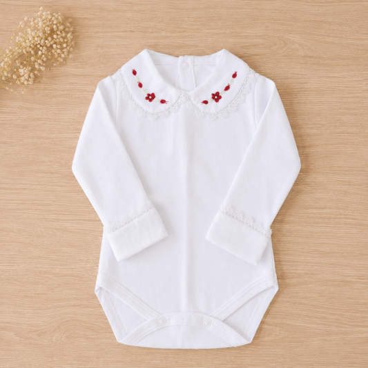 BODY BRANCO BORDADO VERMELHO