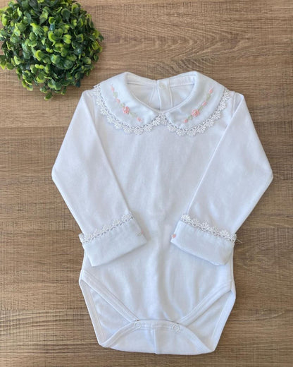 BODY BRANCO BORDADO ROSA CLARO