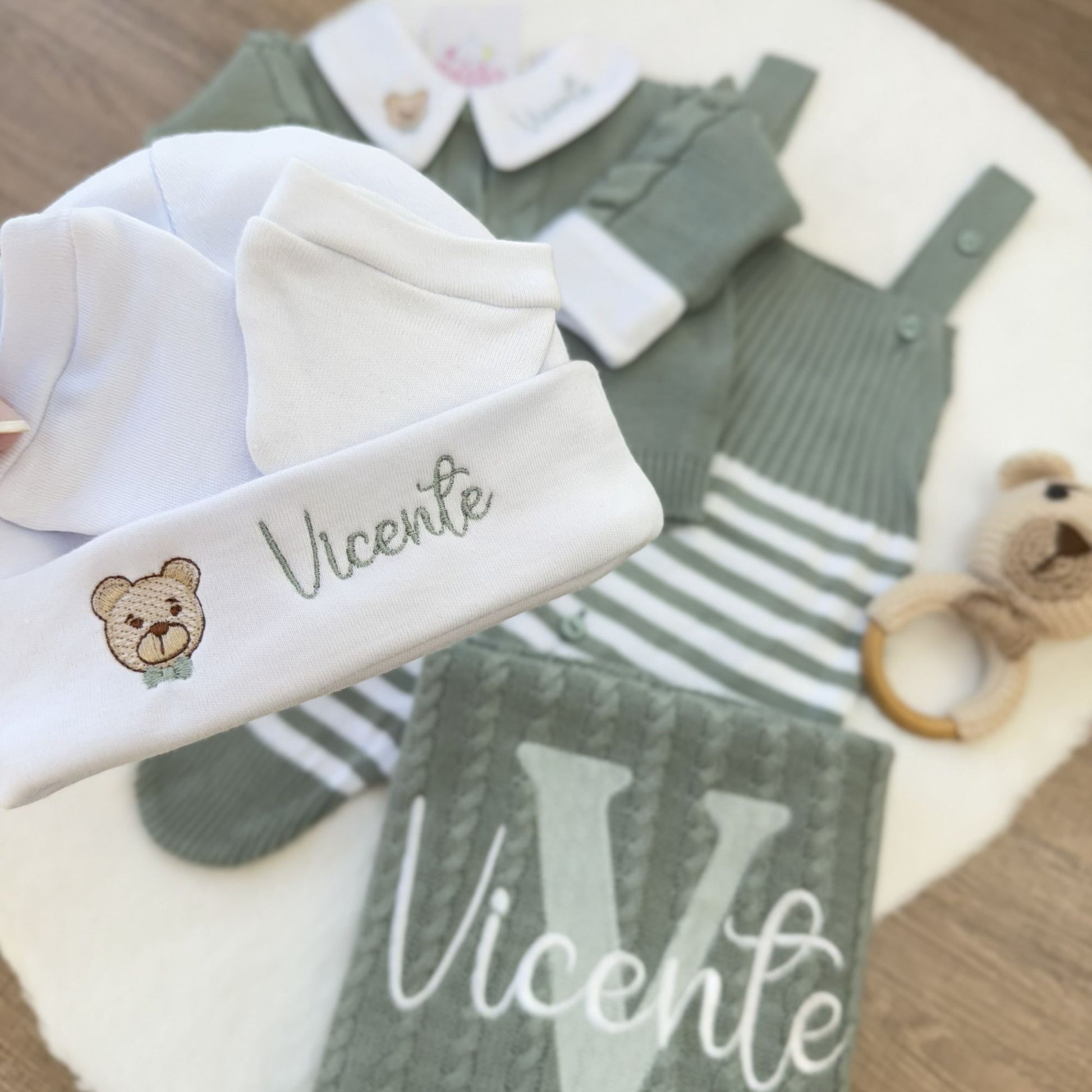 KIT VICENTE - SAÍDA DE MATERNIDADE COMPLETA DE TRICOT 7 PEÇAS URSO